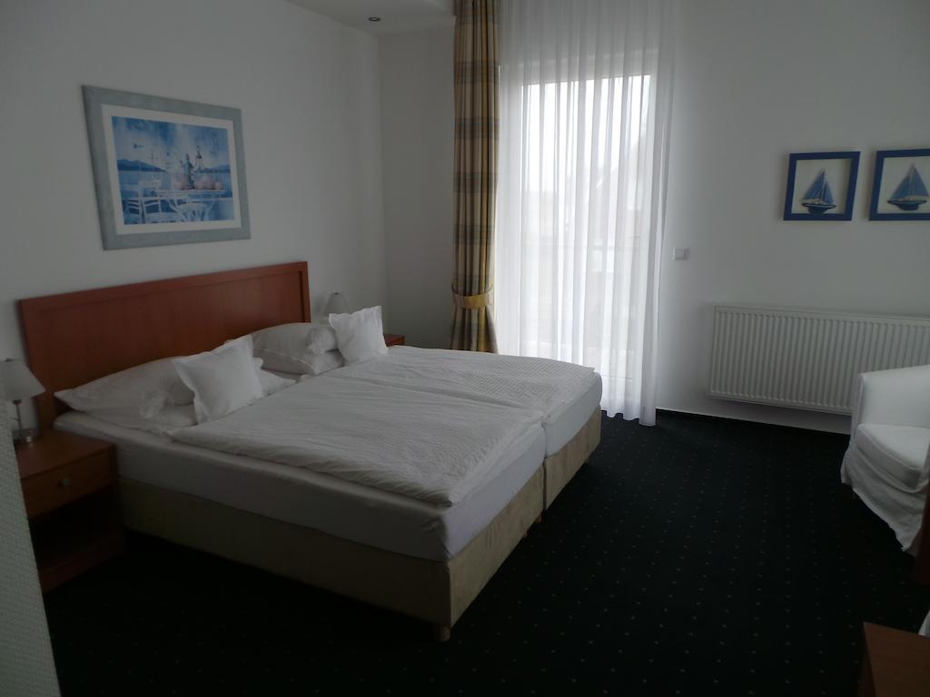 Hotel Haus Koebesine Juist Habitación foto